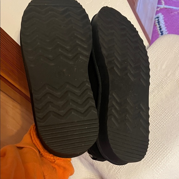 Black Slippers - Picture 7 of 10